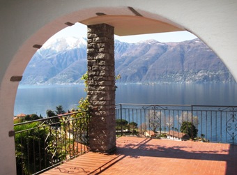 Blick vom Portico ueber Balkon